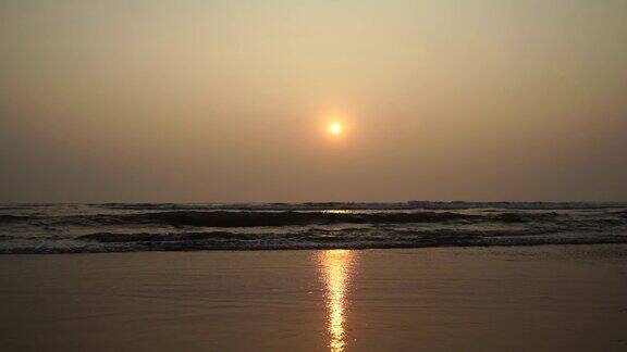 海面上五颜六色的黎明夕阳美丽的日落在海上美丽的日落在海上水面上的日落