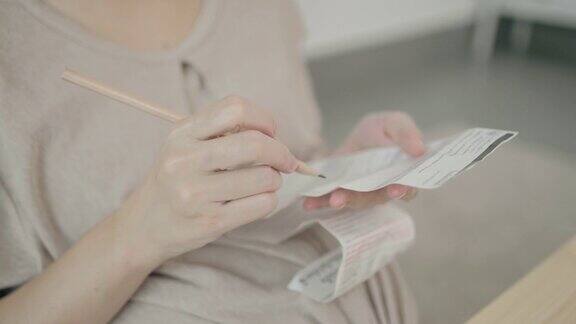 孕妇在家用笔记本查看财务状况