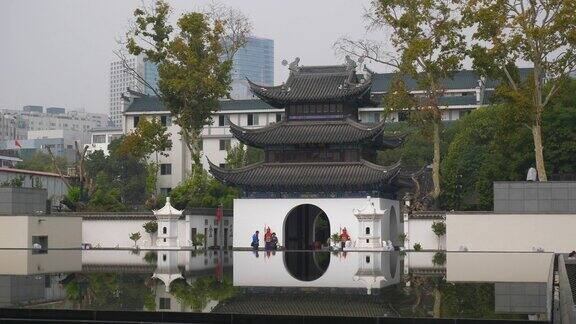 白天时间南京市中心著名的老城寺庙广场池塘慢镜头全景4k中国