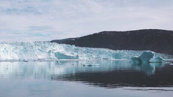 冰川斯瓦尔巴特群岛在冰山之间航行斯瓦尔巴群岛斯匹次卑尔根挪威北冰洋冰川被海中的冰块包围