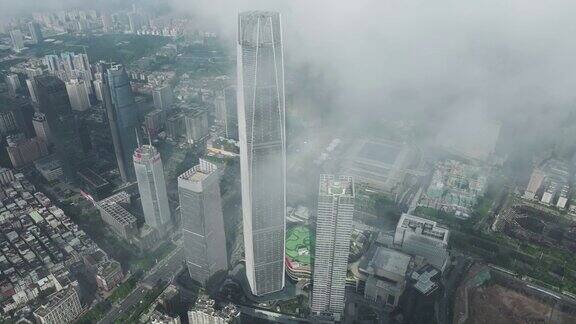 市中心云层下的高楼大厦