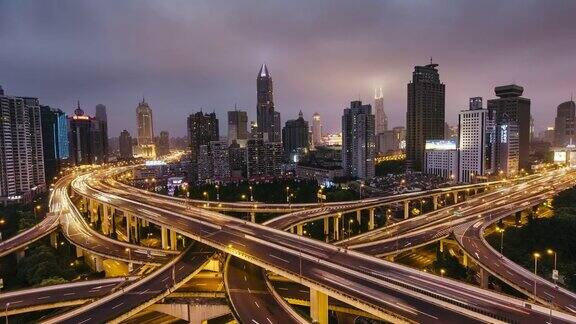 ZI高峰时刻交通螺旋围绕延安大桥日夜过渡中国上海