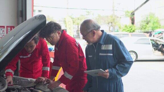 技术人员正在汽车维修站检查发动机