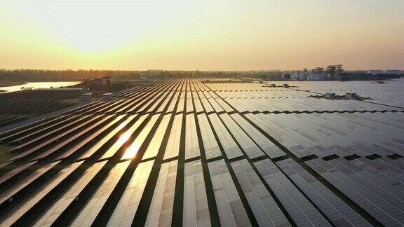 鸟瞰图太阳能农场与日落