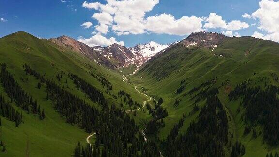 那拉提草原的山景