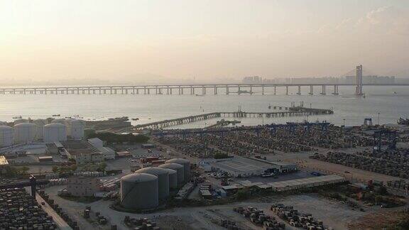 日落时的商业码头和海桥