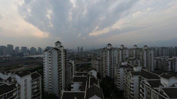 高视角捕捉城市居民区多云天气