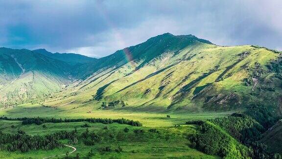 鸟瞰新疆的青山和彩虹景观