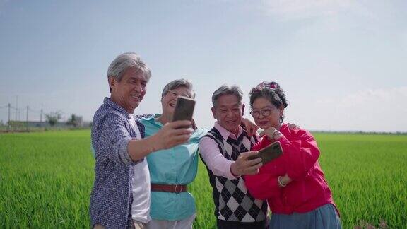 亚洲华人活跃的老年人享受风景水田前面的露营车房车家