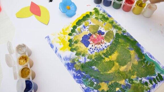 小女孩用花画五颜六色的抽象画早期的发展孩子们的创造力幸福童年