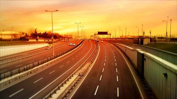 高速公路上高速行驶的汽车高速公路交通在日落与运动模糊