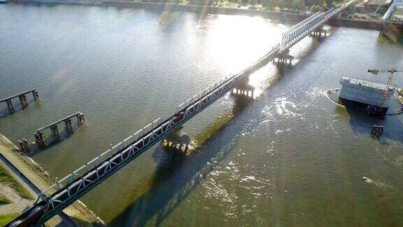 一列货运火车正在过桥
