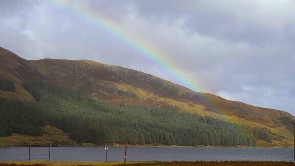 雨后的彩虹在苏格兰高地的一个湖上