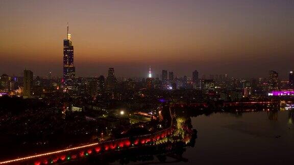 日落天空夜晚照明南京城墙湖滨公园著名的塔区空中延时全景4k中国