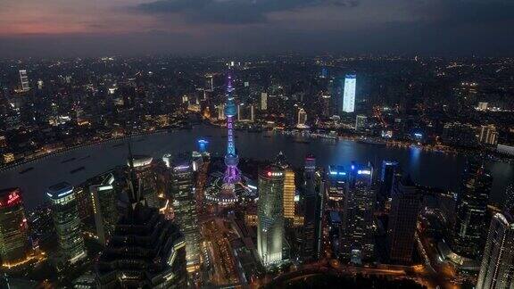 4k时间推移:航拍上海陆家嘴区和外滩全景摩天大楼灯光秀在晚上中国