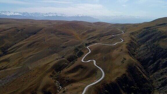 中国新疆草原上蜿蜒的道路