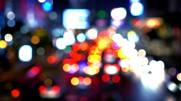 在街道上的汽车在晚上的散焦图像