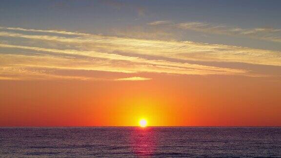 日出在海面上泛起涟漪4K晨景海景视频