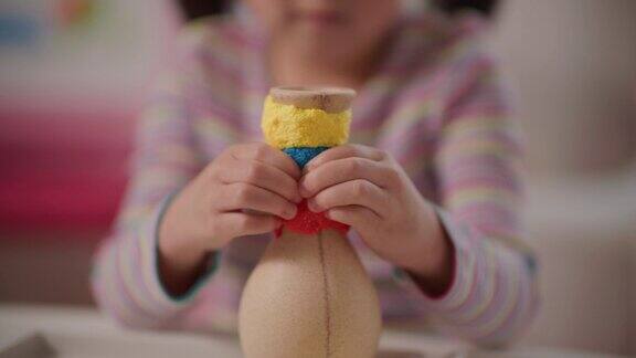 小女孩手工制作花盆工艺品供家庭教育