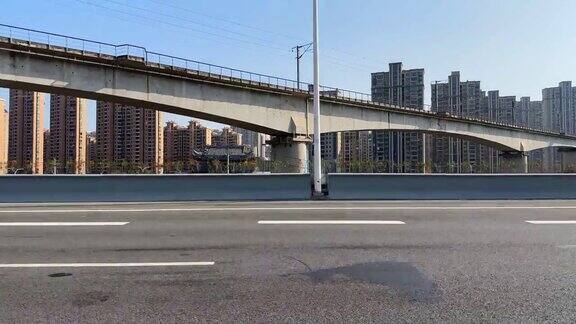 从汽车上拍摄的高速公路旁的居民区和高架桥