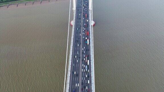 跨海大桥上繁忙交通的特写