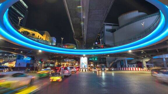 4K时间推移视图在繁忙的曼谷市中心十字路口的夜晚交通泰国