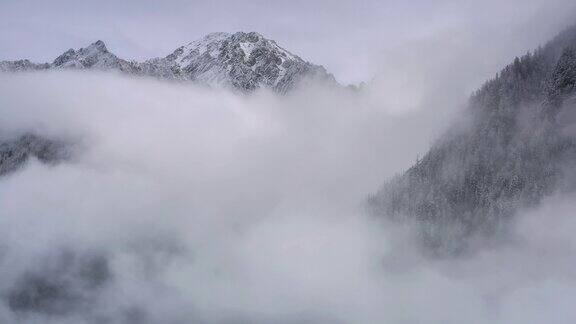 冬天的九寨沟被雪山和森林所环绕