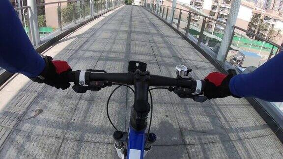 在城市的立交桥上骑自行车POV
