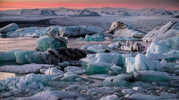 日落时冰山漂浮在Jokulsarlon冰川湖上