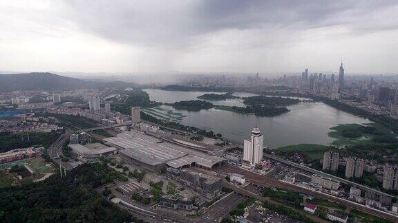 玄武湖的南京城市建筑航拍