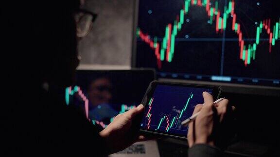 亚洲商人在数字平板电脑上查看股票市场图表