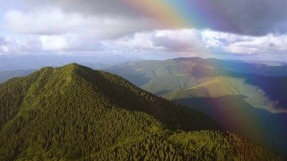 在彩虹的背景上飞过山林hyperlapse