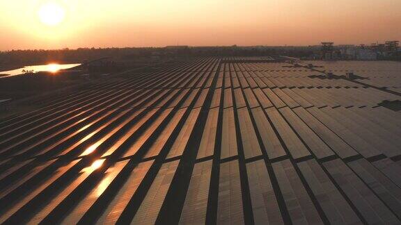 电力能源太阳能农场在日出