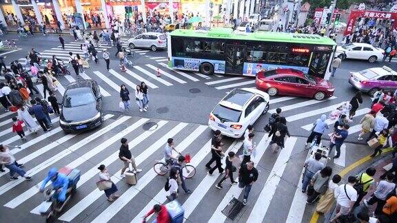 一群人走在中国城市的人行横道上