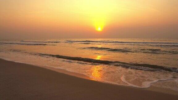 日出或日落时美丽的海洋和海滩景观