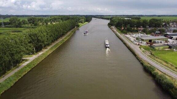 荷兰阿姆斯特丹莱茵运河的集装箱货船