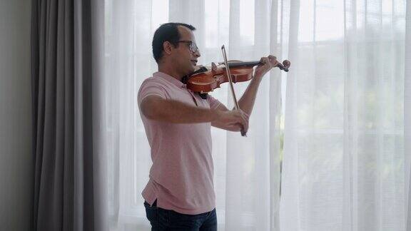 男人玩小提琴