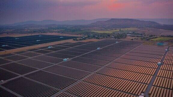 日落时分的太阳能农场