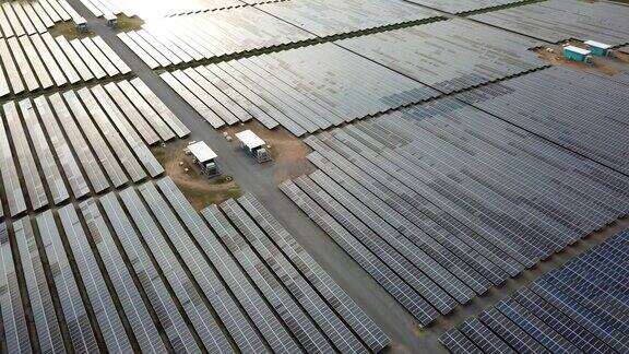 大型太阳能农场上空鸟瞰图