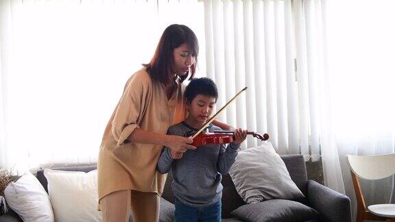 母亲教儿子拉小提琴