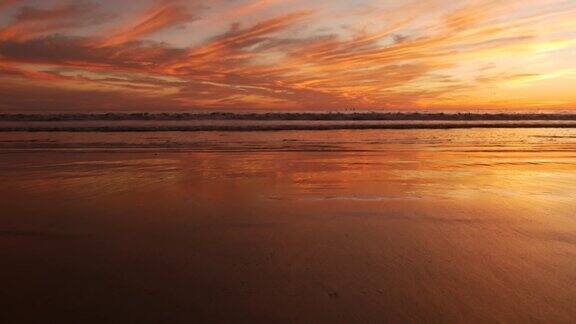 加州夏日海滩美学金色日落太平洋波浪上生动的云彩圣塔莫尼卡著名的度假胜地美国洛杉矶大气穆迪紫色傍晚日落在洛杉矶