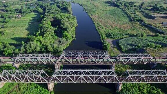 河上有一座铁路桥