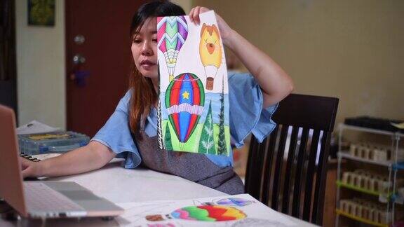 亚洲华人微笑女教师在家教授在线艺术课程