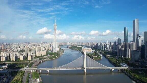 在戏剧性的天空中平移城市景观