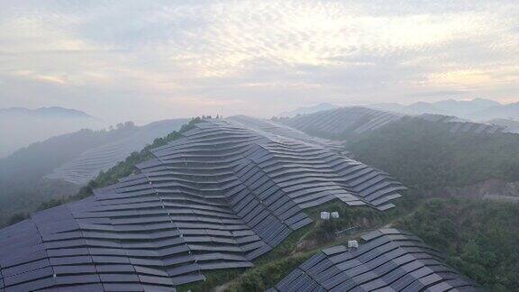 山坡上雾蒙蒙的早晨的太阳能发电厂