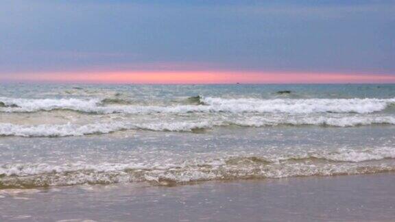 海面和波浪在傍晚气氛放松