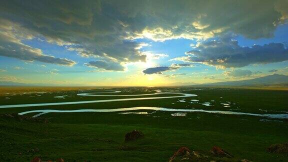 新疆蜿蜒的河流和草原自然景观