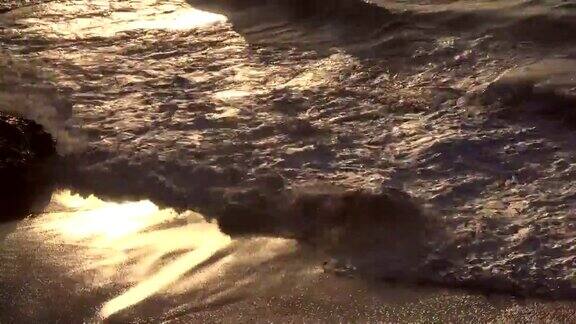 日落时分沙滩上的波浪LaParedfuerteventura