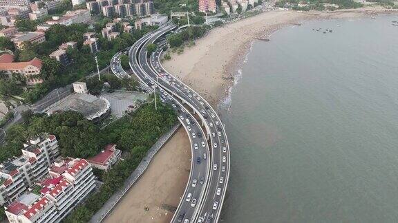 拥挤的海滨高架桥鸟瞰图
