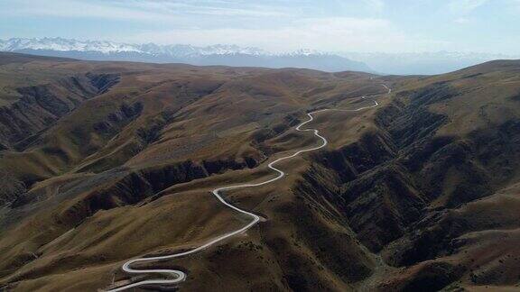 中国新疆草原上蜿蜒的道路